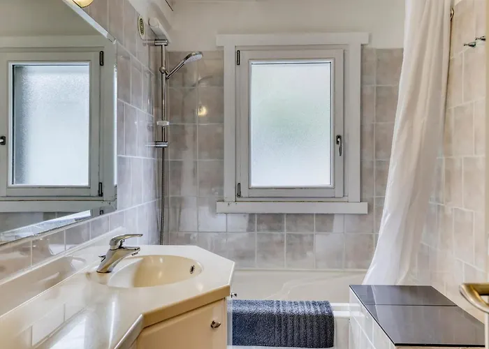 Rénové à - 2 Chambres, Wifi, Parking Et Animaux Admis - Fr-1-453-296